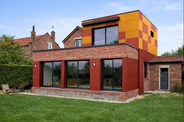Extensions et surélévations sur mesure, associant maçonnerie, ossature bois et panneaux design contemporains. Ce projet, situé entre Lens et Carvin,